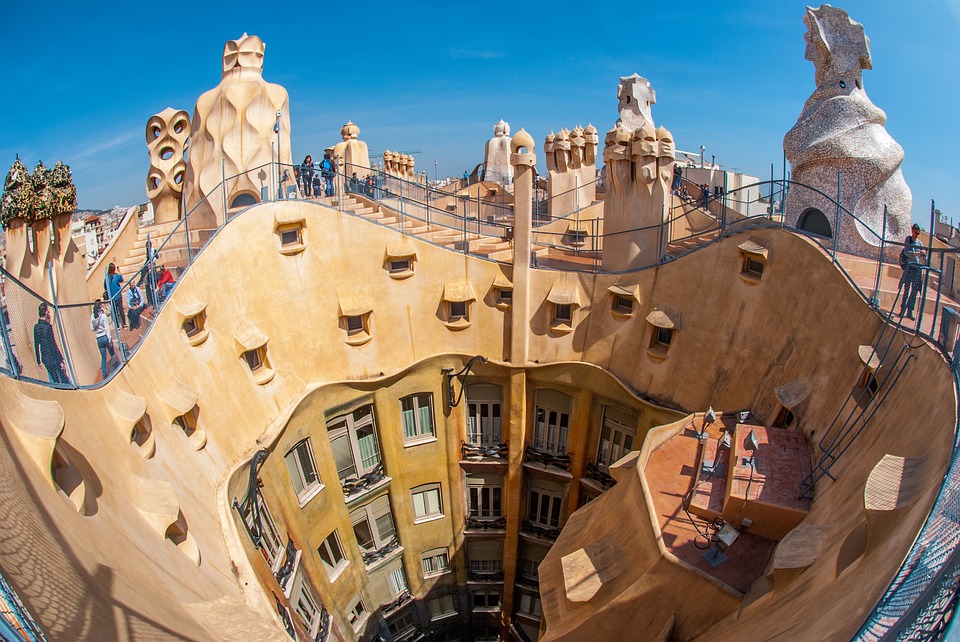 La Pedrera tetőterasza és különleges kéményei
