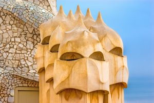 La Pedrera hullámzó kőhomlokzata
