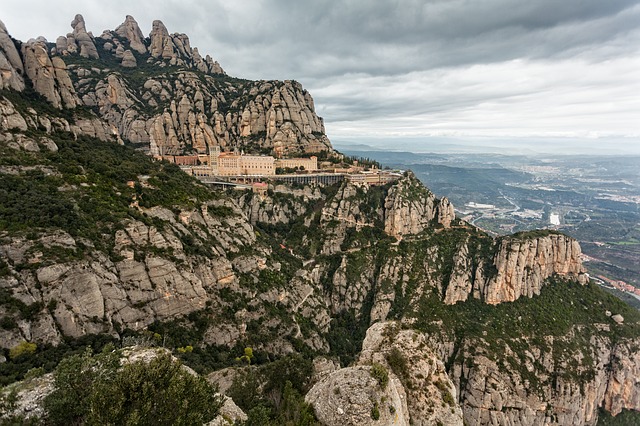 Montserrat apátság és hegyvidéki táj